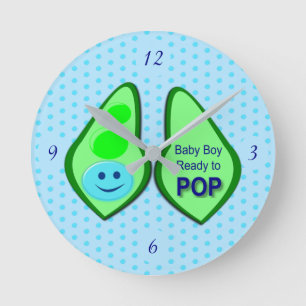 Ready to Pop Baby Boy Blue Pea Runde Wanduhr