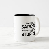 Reaktion Dummheit, mein Ausmaß an Sarkasmus hängt Zweifarbige Tasse (VorderseiteRechts)