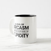 Reaktion Dummheit, mein Ausmaß an Sarkasmus hängt Zweifarbige Tasse (Vorderseite Links)