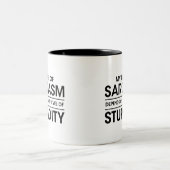 Reaktion Dummheit, mein Ausmaß an Sarkasmus hängt Zweifarbige Tasse (Mittel)