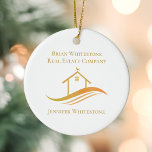 Real Anwesen Company Gold House Custom Realtor Keramik Ornament<br><div class="desc">Dieses schicke,  echte Anwesen-Unternehmen Weihnachtsschmuck ist individuell mit Ihrem Immobilienunternehmen und Agent-Namen gemacht. Dieses elegante Goldgeschenk besticht durch ein hübsches Haus mit einer Wetterkapelle und schlichten Kurven für eine berufliche Konferenz. Personalisieren Sie dieses moderne Business Marketing mit Ihren eigenen Informationen.</div>