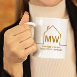 Real Anwesen Company Personalisiert Chic Gold Real Kaffeetasse<br><div class="desc">Diese moderne personalisierte Immobilien-Tasse ist einfach und subtil mit Ihrem Monogramm und echten Anwesen Firmennamen in Gold-Skript. Es verfügt über eine schicke minimalistische Kontur einer Zuhause. Moderne Tasse im Immobiliengeschäft mit einer Kontur.</div>