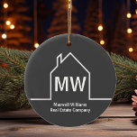 Real Anwesen Company Personalisiert Gray Realtor Keramik Ornament<br><div class="desc">Dieses dunkelgraue personalisierte Weihnachtsschmuck ist einfach und subtil mit Ihrem Monogramm und echter Anwesen Firmenname in Weiß. Es ist mit einer schicken,  minimalistisch-weißen Kontur eines Hauses ausgestattet. Moderne Marketing Geschenke für die Immobilienbranche.</div>