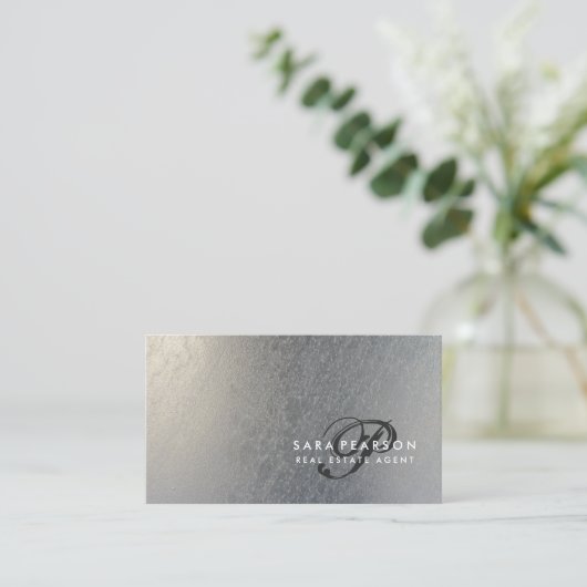 Real Anwesen Elegante Script Monogram SilverTextur Visitenkarte (Stehend Vorderseite)