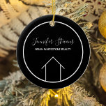 Real Anwesen Modernes Schwarz-weißes Haus Keramik Ornament<br><div class="desc">Dieses moderne Weihnachtsschmuck wird mit Ihrem wirklichen Firmennamen unter dem Namen des Agenten in schicker Typografie gefertigt. Dieses minimalistische Schwarz-Weiß-Design weist eine einfache Linie auf,  die von einem Haus zeichne. Zeitgenössisches Geschenk für einen Agent,  der Ihnen beim Kauf einer Zuhause behilflich ist.</div>