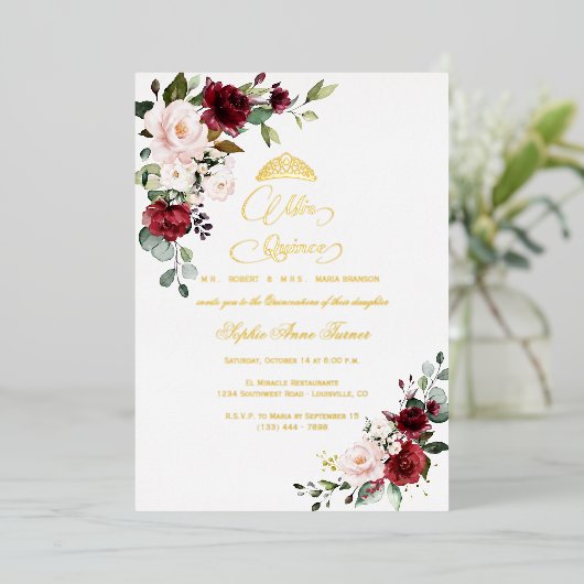 REAL FOIL Burgundy Floral Mis Quince Quinceañera Folieneinladung (Stehend vorne)