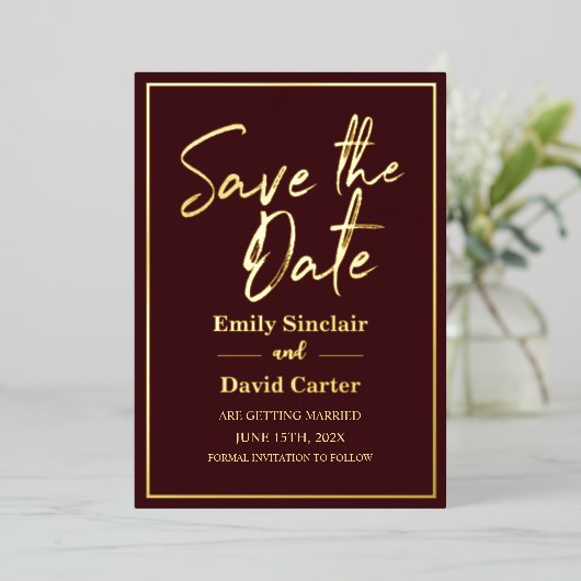 Real Gold Foil auf Marsala Save the Date Hochzeit Folieneinladung (Stehend vorne)