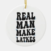 Real Man macht Latkes Funny Groovy Hanukkah Keramik Ornament (Vorne)