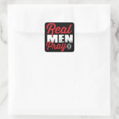 Real Men beten Quadratischer Aufkleber (Tasche)