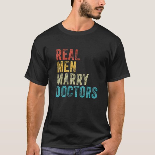 Real Men heiraten Docs Future Husband Ehefrau Enga T-Shirt (Vorderseite)
