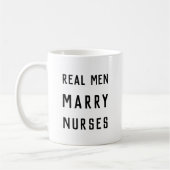 Real Men heiraten für benutzerdefinierbaren Text Kaffeetasse (Links)