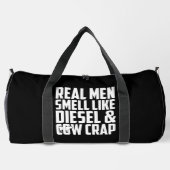 REAL MEN SMELL LIKE DISEL AND COW CRAP DUFFLE BAG (Rückseite)
