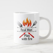 Real Men spielen mit GRILLEN Zitat Tasse (Rechts)