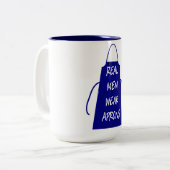 Real Men tragen Schürze (blau) Zweifarbige Tasse (Vorderseite Links)
