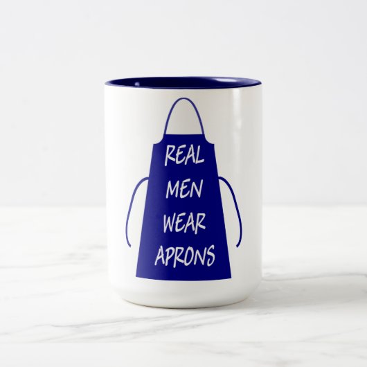 Real Men tragen Schürze (blau) Zweifarbige Tasse (Mittel)