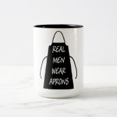 Real Men tragen Schürze (schwarz) Zweifarbige Tasse (Mittel)