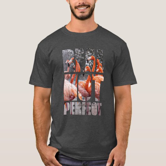 Real Not Perfect Zitat Flamingo tropische Vögel T-Shirt (Vorderseite)