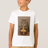 Realistic Funny Cat Eating Ramen | Graphic Tee (Vorderseite)