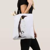 Realistisch eleganter Kaiser Pinguin mit Baby Tasche (Von Nahem)