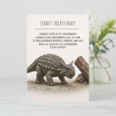 Realistisch gepanzerter Dinosaurier in der Nähe vo Einladung (Stehend Vorderseite)