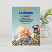 Realistische Dinosaurier und Vulkan Einladung (Stehend Vorderseite)