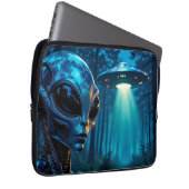 Realistische Hyper-Alien und UFO im Wald Laptopschutzhülle (Vorne Rechts)