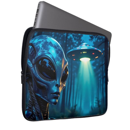Realistische Hyper-Alien und UFO im Wald Laptopschutzhülle (Vorne Rechts)