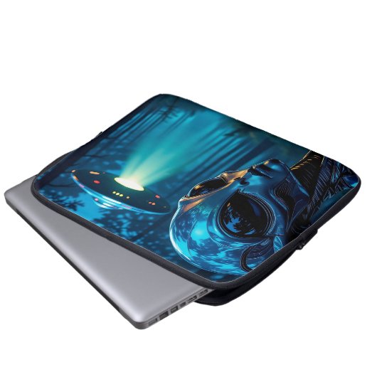Realistische Hyper-Alien und UFO im Wald Laptopschutzhülle (Vorne Knopf)