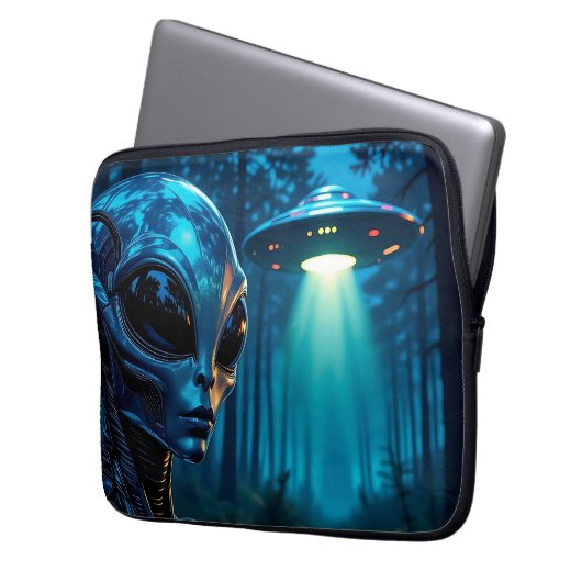 Realistische Hyper-Alien und UFO im Wald Laptopschutzhülle (Vorderseite Links)