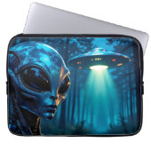Realistische Hyper-Alien und UFO im Wald Laptopschutzhülle (Vorderseite)