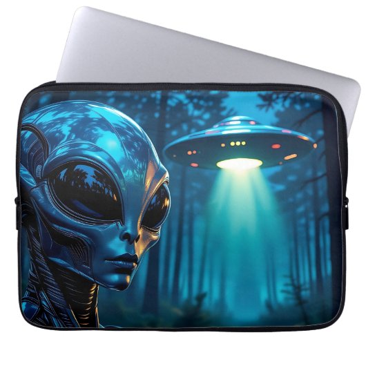 Realistische Hyper-Alien und UFO im Wald Laptopschutzhülle (Vorderseite)