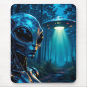 Realistische Hyper-Alien und UFO im Wald Mousepad (Vorne)