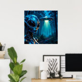 Realistische Hyper-Alien und UFO im Wald Poster (Heimbüro)