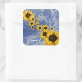 Realistische Sonnenblumen blauer Himmel flauschige Quadratischer Aufkleber (Tasche)