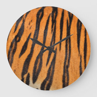 Realistische Tigerhautstruktur. Große Wanduhr
