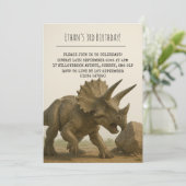 Realistische Triceratops Dinosaur in Rocky Birthda Einladung (Stehend Vorderseite)