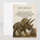 Realistische Triceratops Dinosaur in Rocky Birthda Einladung (Vorne/Hinten)