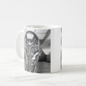 Realistischer futuristischer Chromroboter Kaffeetasse (Vorderseite Links)