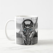 Realistischer futuristischer Chromroboter Kaffeetasse (Links)
