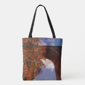 Realistischer Herbstbaum mit roten Blätter in Newq Tasche (Rückseite)