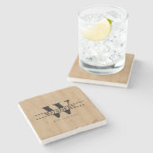 Realistisches helles Holzmaserung-Monogramm-Hochze Steinuntersetzer (Seitenansicht)