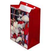 Realität im Urlaub Mittlere Geschenktüte (Vorderseite Schrägansicht)