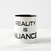 Realität ist Unwahrheit Zweifarbige Tasse (Mittel)