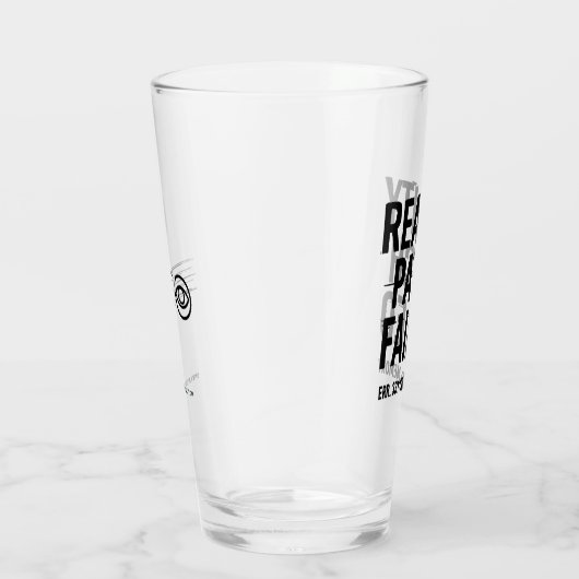 Reality Patch Versagt - Glitched Typografie Glas (Rechts)