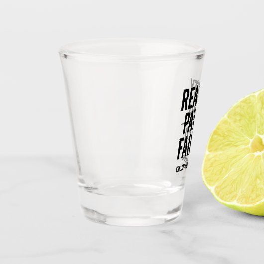 Reality Patch Versagt - Glitched Typografie Schnapsglas (Links)