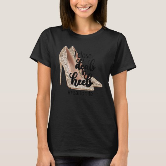 Realtor Closing Deals in High Heels Real Anwesen T-Shirt (Vorderseite)