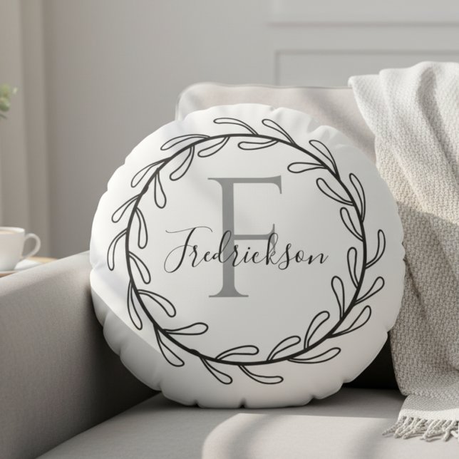 Realtor Closing Gift Wreath Monogram Round Pillow Rundes Kissen (Realtor Closing Gift Wreath Monogram Round Pillow)
