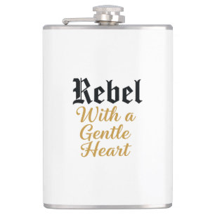 Rebel mit sanftem Herz-Typografie-Design Flachmann
