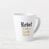 Rebel mit sanftem Herz-Typografie-Design Milchtasse (Rechte Ecke)