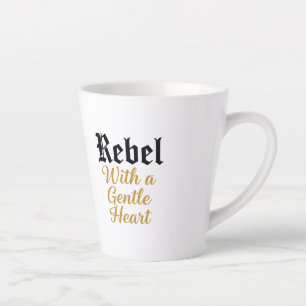 Rebel mit sanftem Herz-Typografie-Design Milchtasse